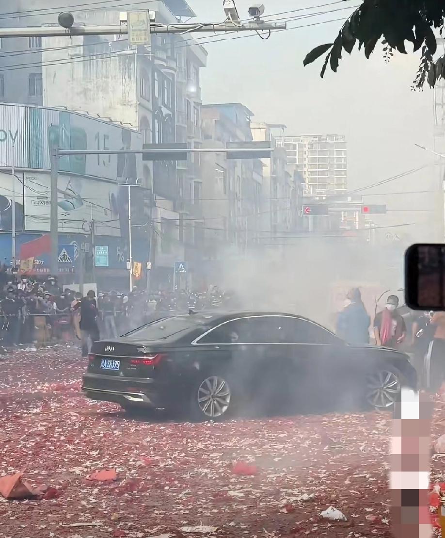 广西南宁，网友发视频吐槽：今年的宾阳炮龙节，有些人真的很没有素质，本身炮龙节就是