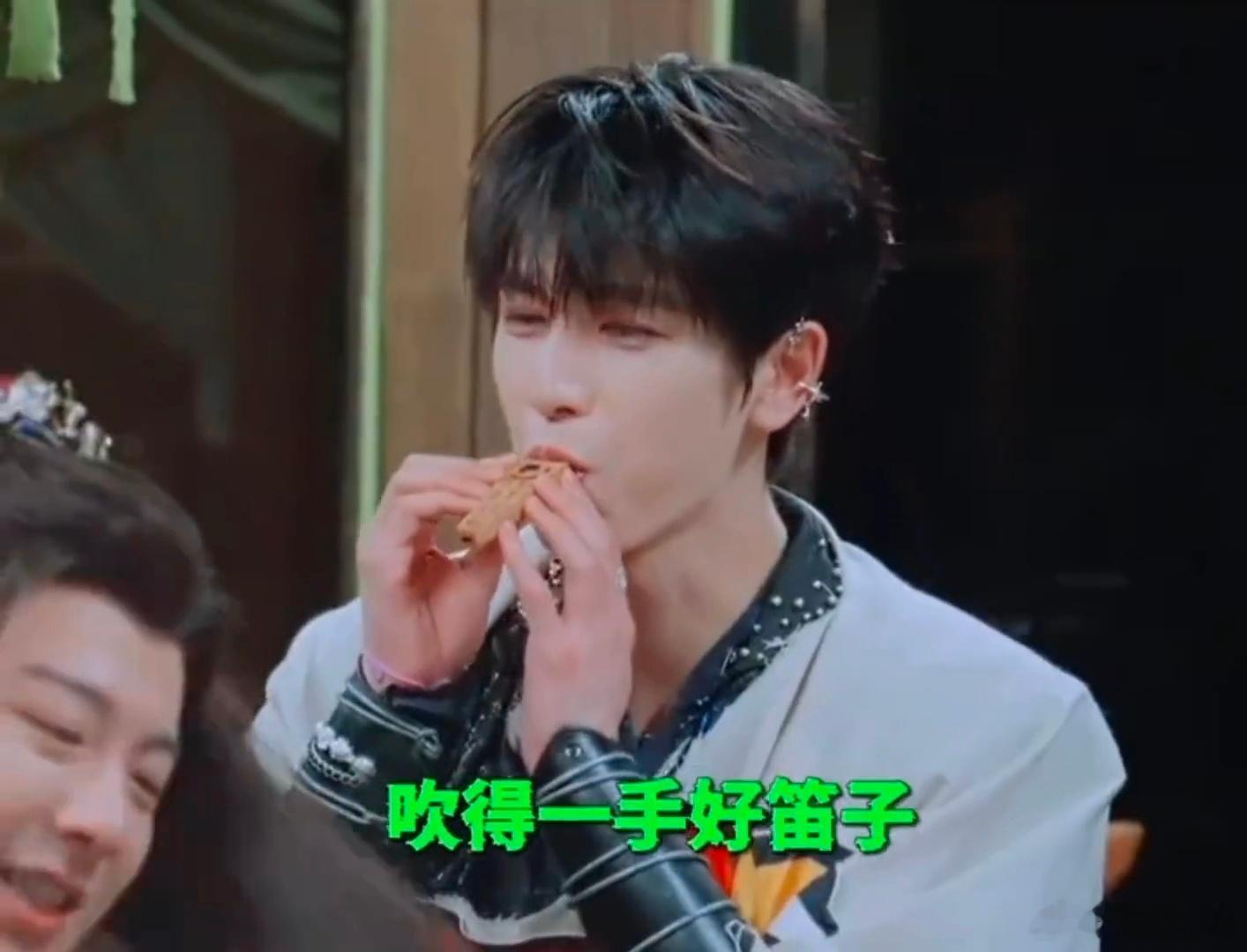 刘宇宁背张凌赫不知道该羡慕谁高冷男神张凌赫被背起瞬间耳根泛红，平日清冷人设彻底崩
