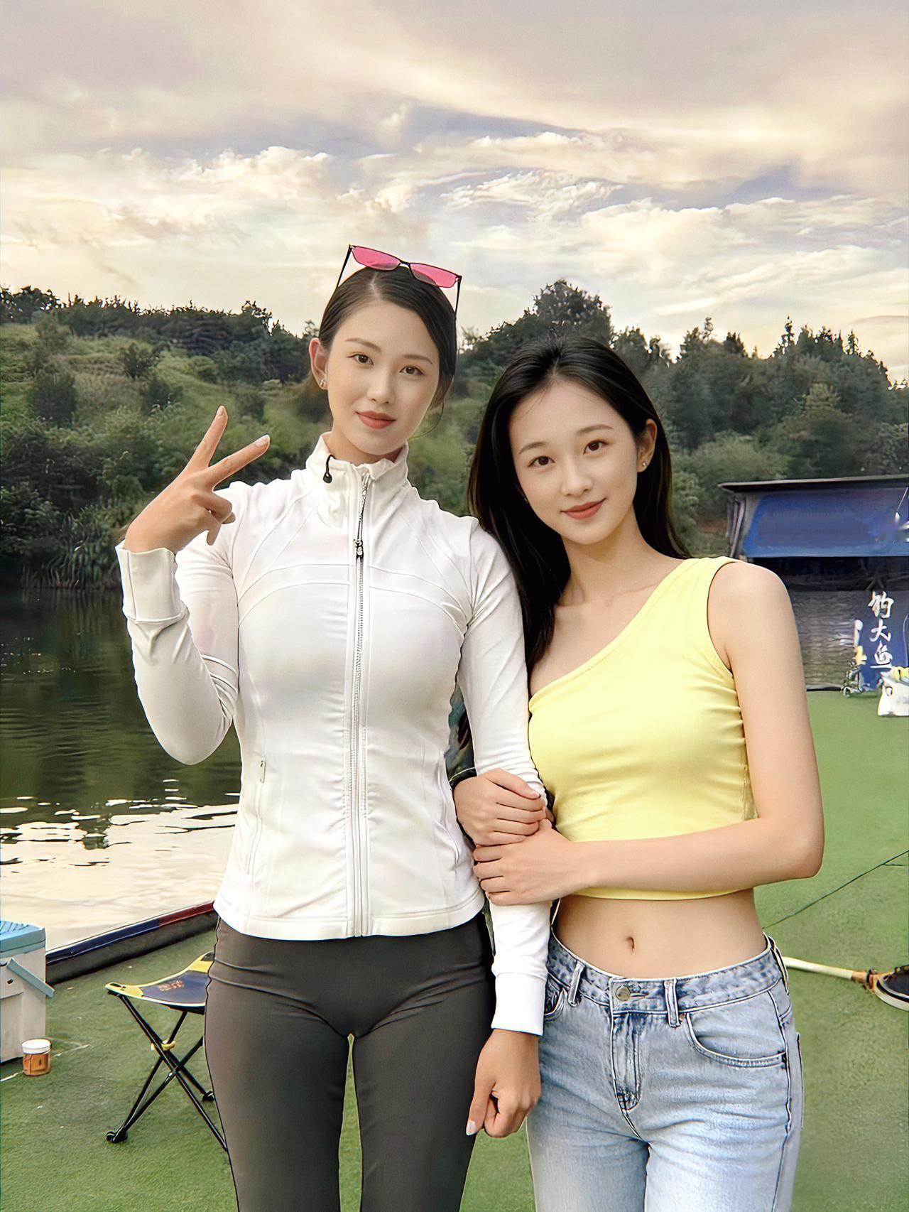 与闺蜜去钓鱼，猜猜哪个是我？旧照分享钓鱼界美女