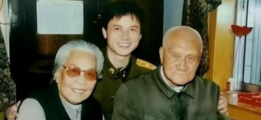 1941年延安，毛主席去食堂时，一个人拎着木棍朝毛主席后脑勺砸去，千钧一发之际，