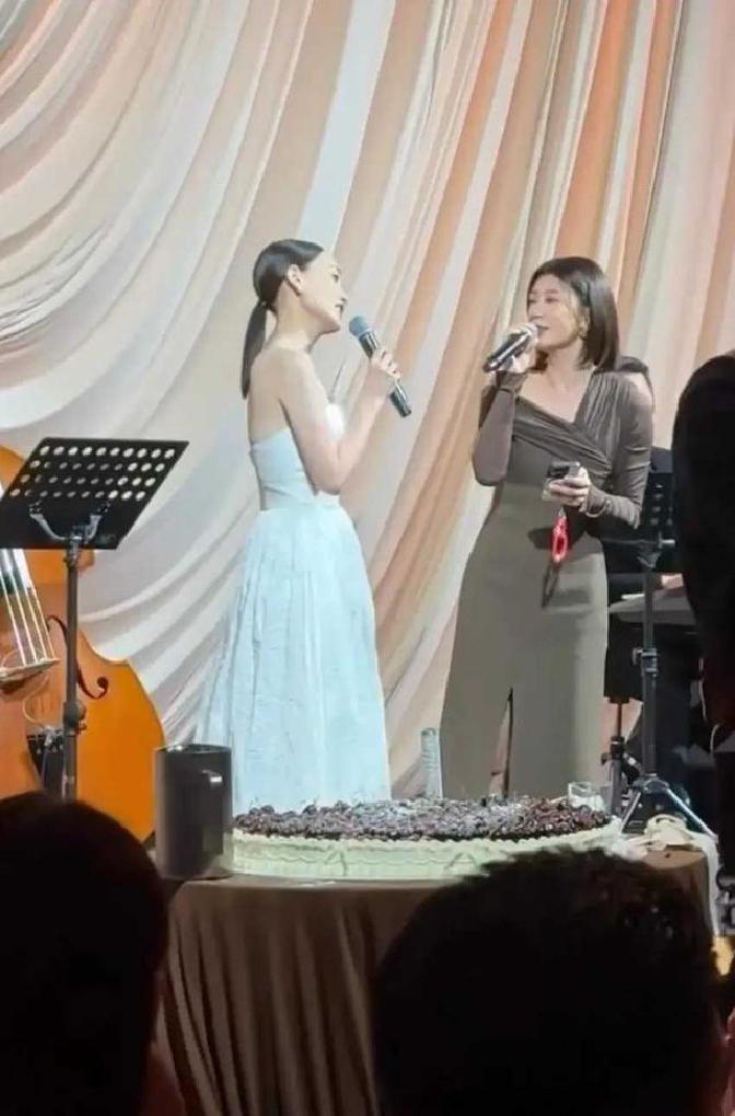 最近，贾静雯和修杰楷带着三个女儿一同出席了朋友的婚礼，这场亮相可不简单。就在修杰