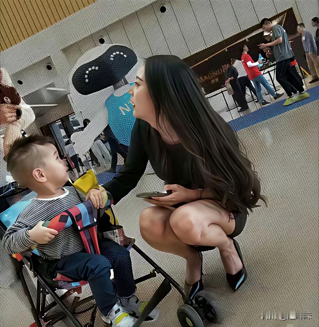 来，让小姨抱抱！