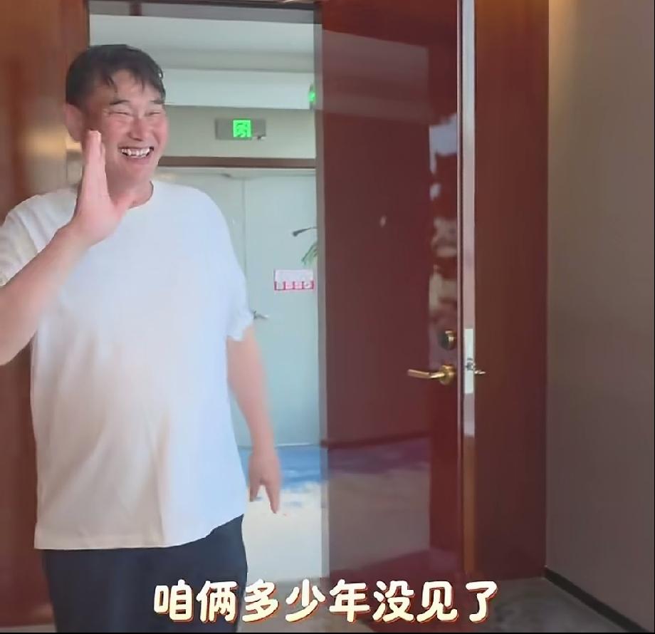 时隔七年，大衣哥朱之文与于文华再次见面！大衣哥身着便服，头发凌乱。于文华