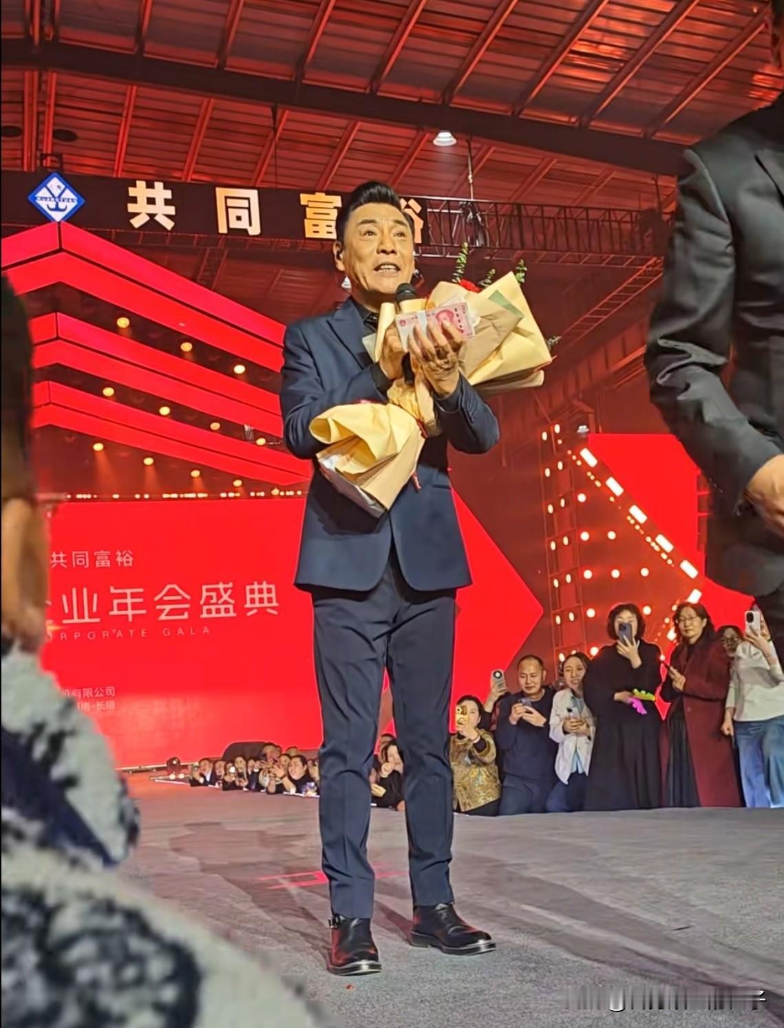 终于知道为什么崔培军每年都要请屠洪刚去年会唱歌了，不是因为屠洪刚老师的歌有多好听