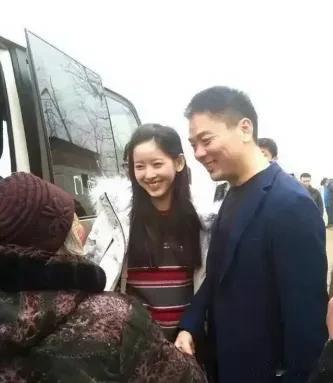 我可以接受刘强东已经百亿身家，也可以接受他是大佬，但我实在不理解，他都这么厉害了