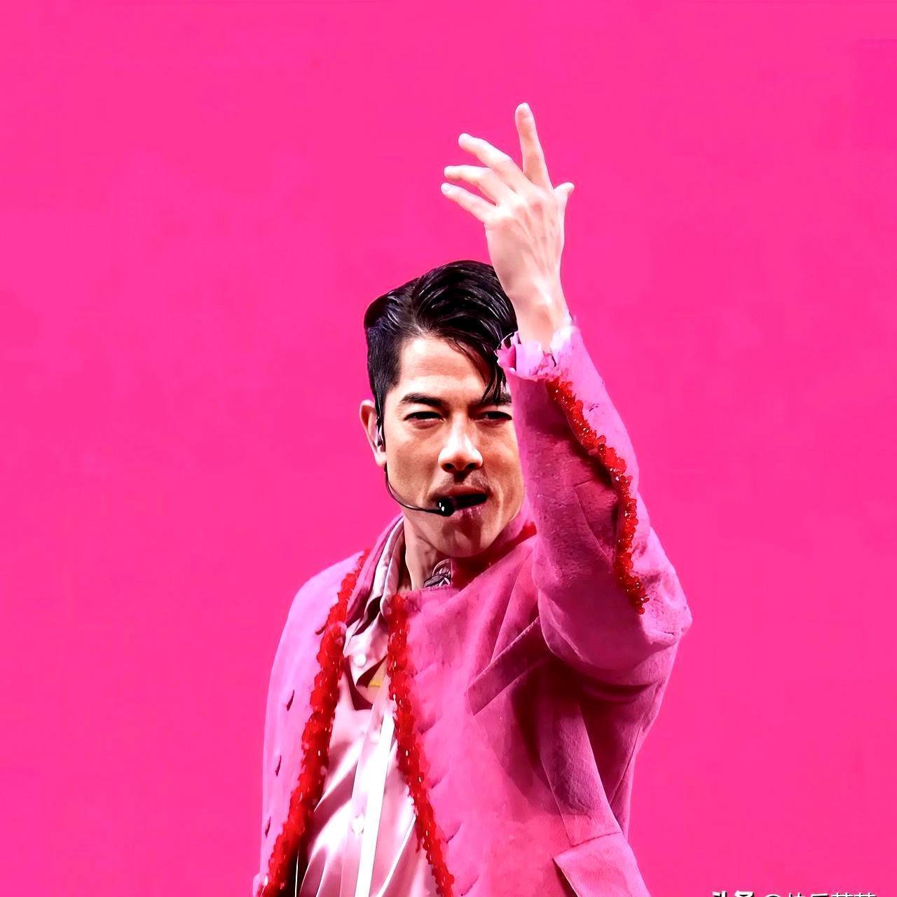 都说老法拉利也是法拉利，我之前还不信。王一博开场，鞋底一滑，一个扫堂腿救场