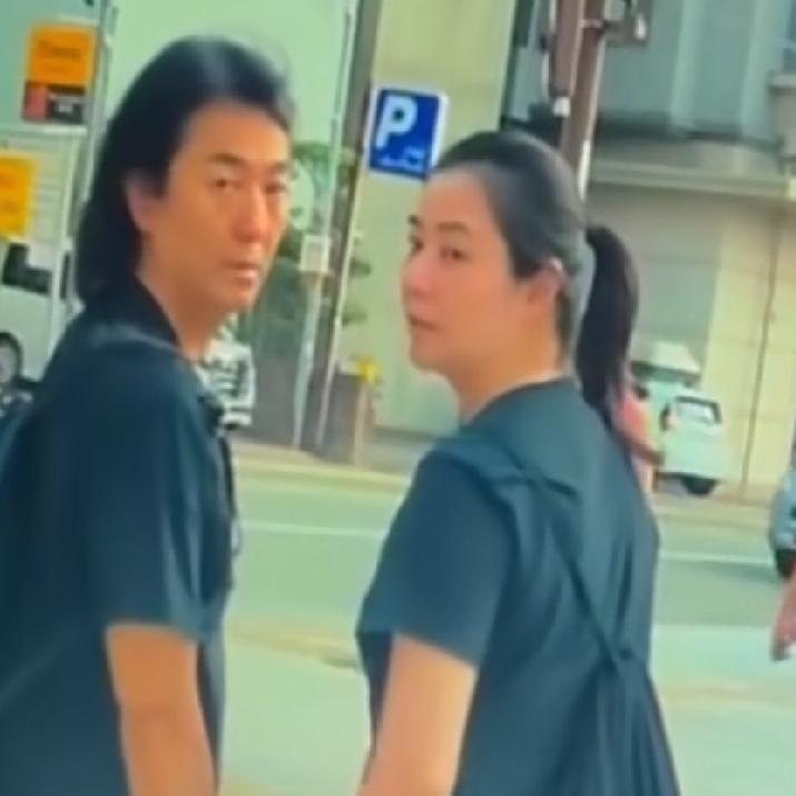网友街头偶遇郑伊健和蒙嘉慧，两个人是真的接地气，一人一个双肩帮，一身黑色运