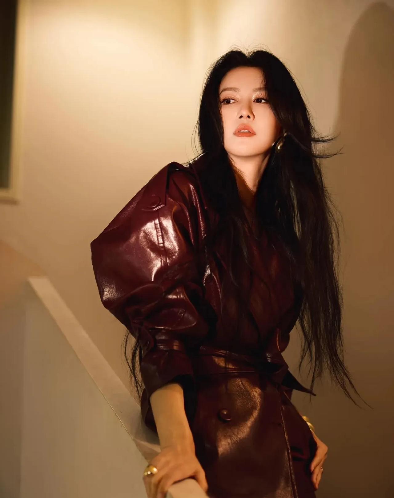 谭维维作为中国内地极具影响力的女歌手，商业价值显著。在音乐领域，她风格多元，既