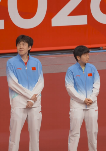 王楚钦输球后一个人坐在场边，孙颖莎默默递过去一瓶水。场馆里的欢呼和叹息声还没散尽