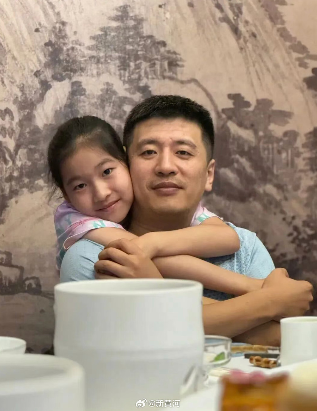 【#张雪峰给女儿留的钱已存入信托#】7月25日，张雪峰妻子李丽婧发文作出澄清，