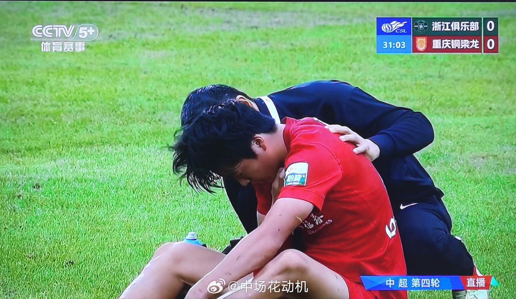 浙江队vs重庆铜梁龙本场比赛的主裁判张晓晨掌控场面尺度能力太差，双方的动作越来