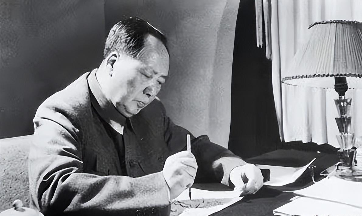 有人说，毛主席比我们早看100年，我觉得远远不止！甚至1000年都有。他说：中国