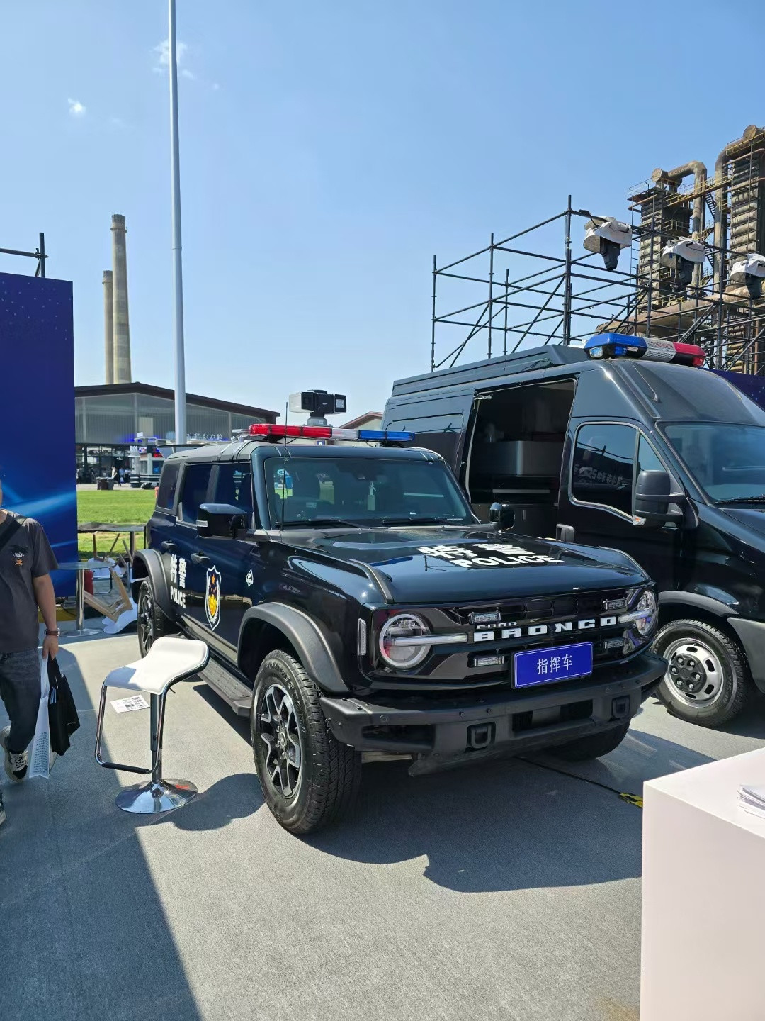 太硬核了嗷，红旗国耀的特警车​​​