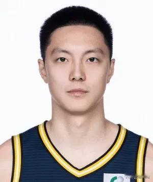 胡明轩今晚毁了广东队，也毁了徐杰一场的努力。比赛的转折就是胡明轩快攻上空篮不中，