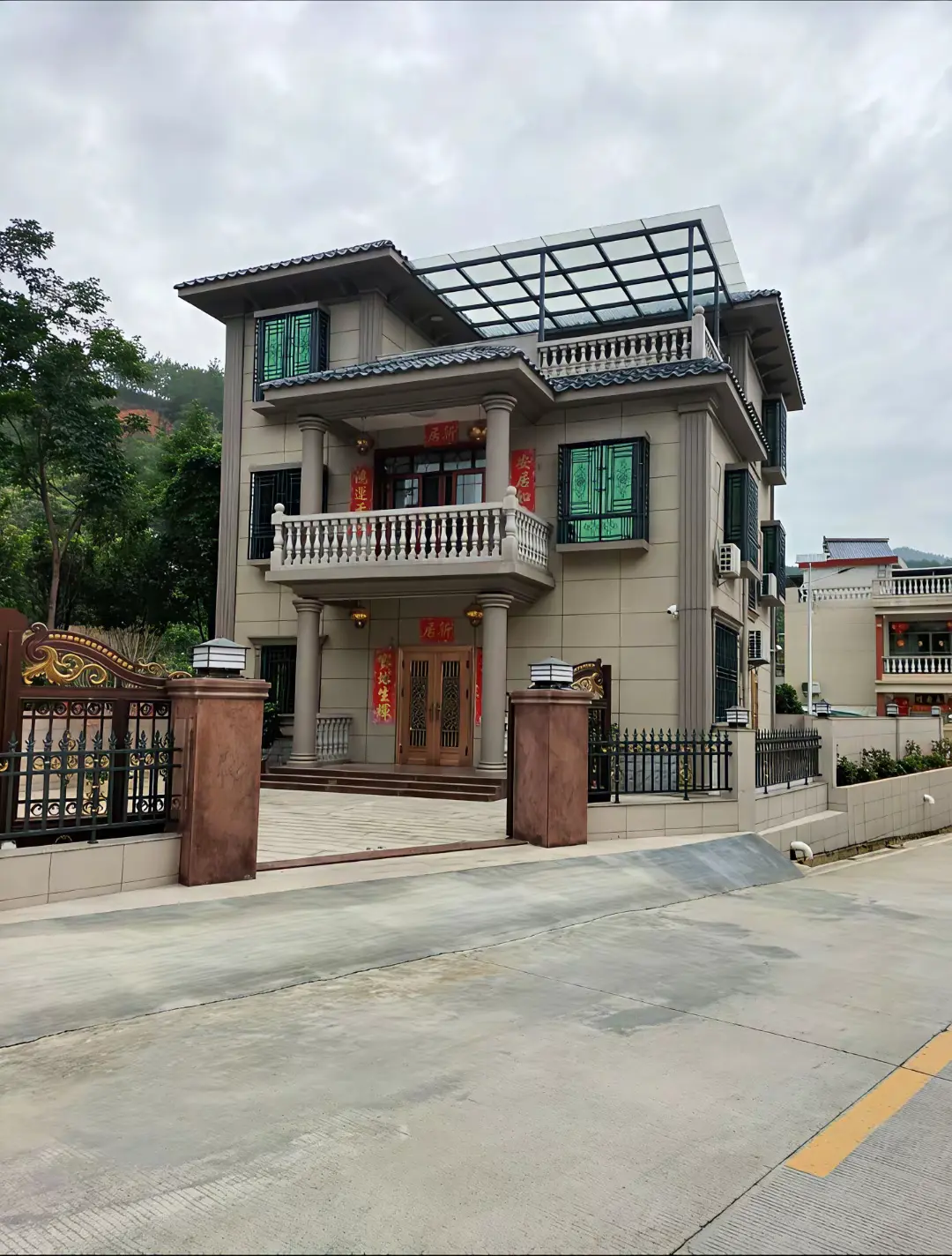 朋友在老家农村建的房子