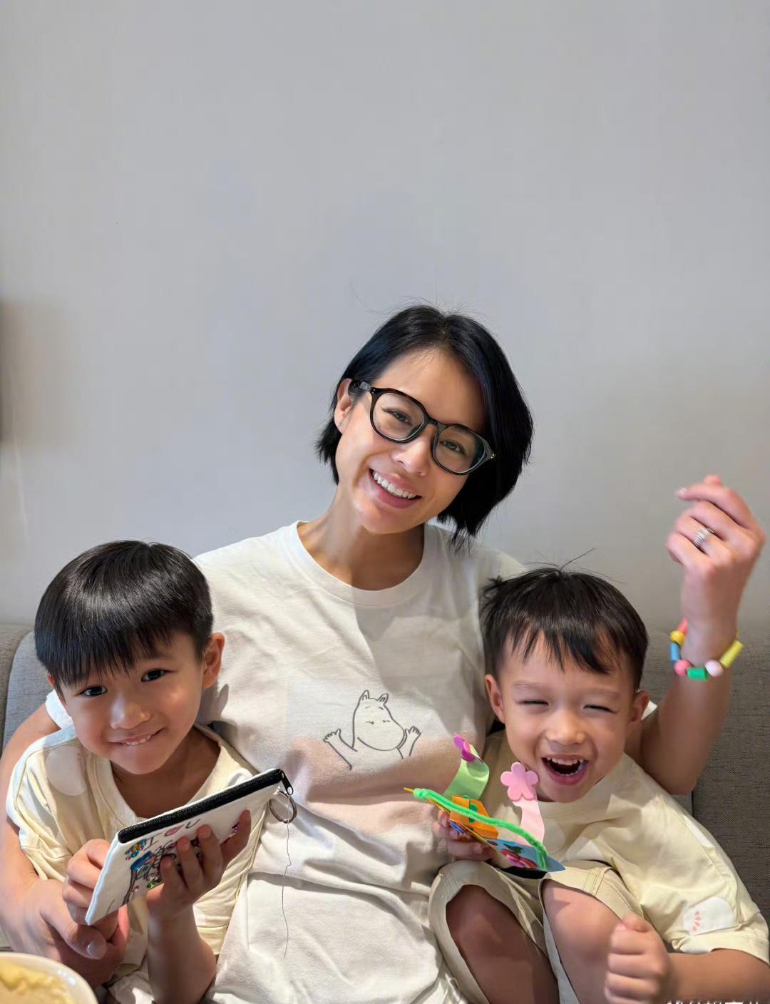 胡杏儿素颜和三个儿子一起过母亲节，无名指的钻戒抢眼！胡杏儿表面上是在享受三个儿