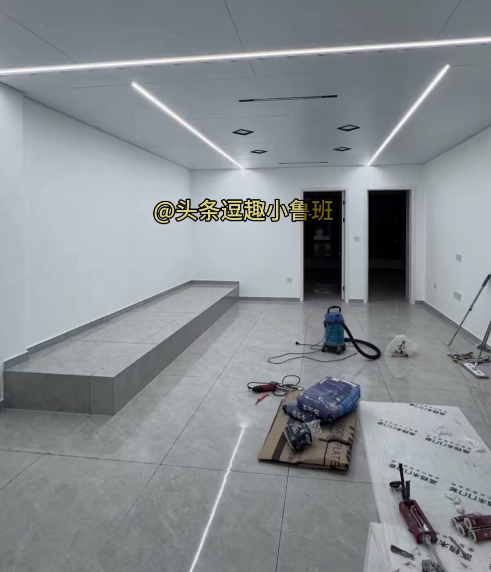 客厅这块凸起的台阶太影响美观，装修时该如何优化布局？