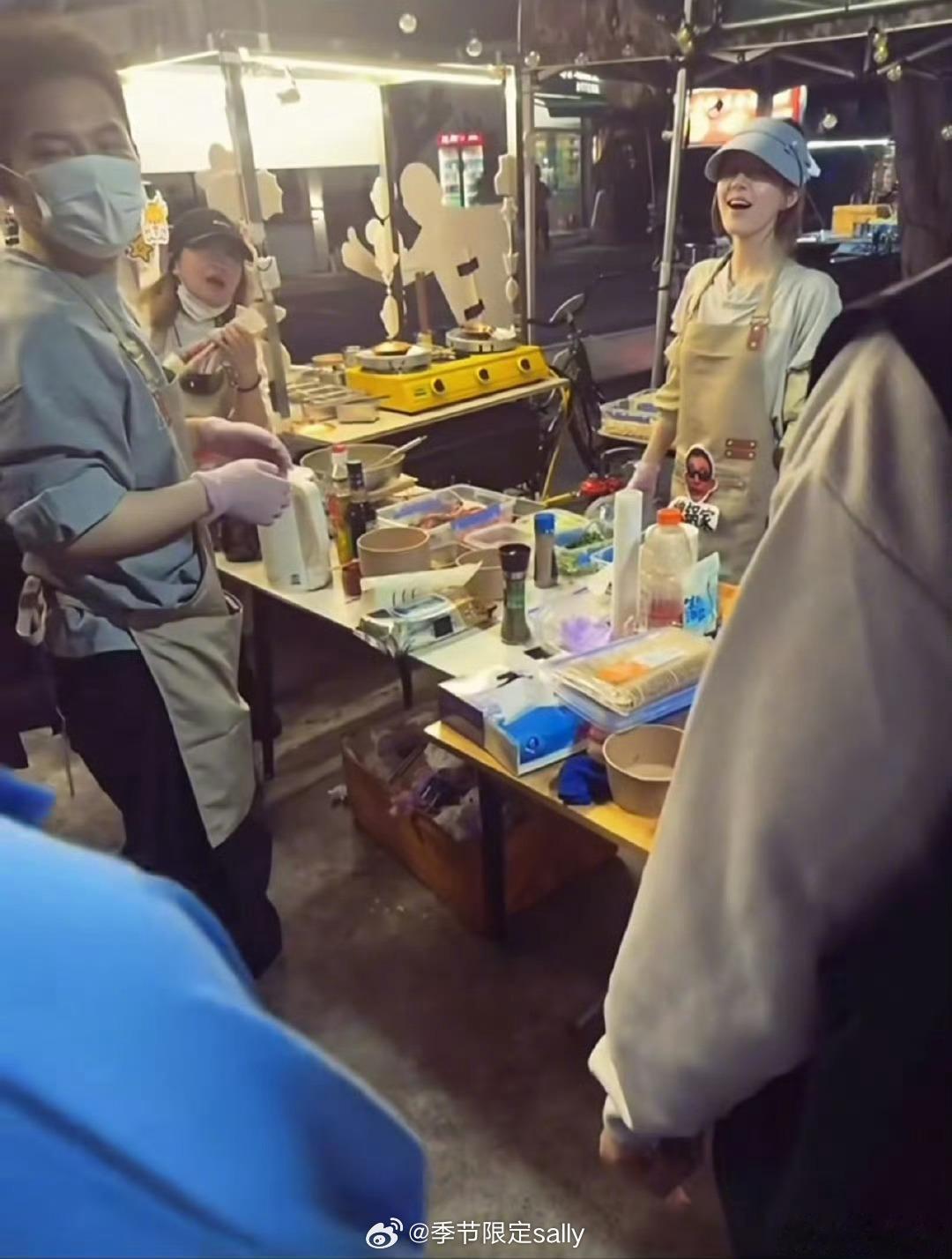 哦莫网友拍到赵露思在海南摆摊做烘焙蛋糕