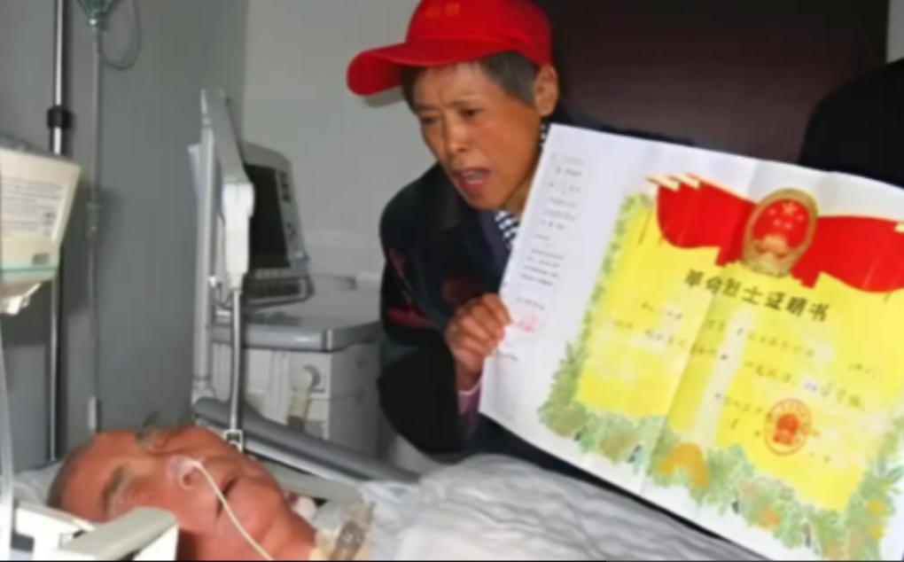 1998年，史庆云的养父在北京离世，临终反复叮嘱家中一件旧花棉袄万万不可丢弃。