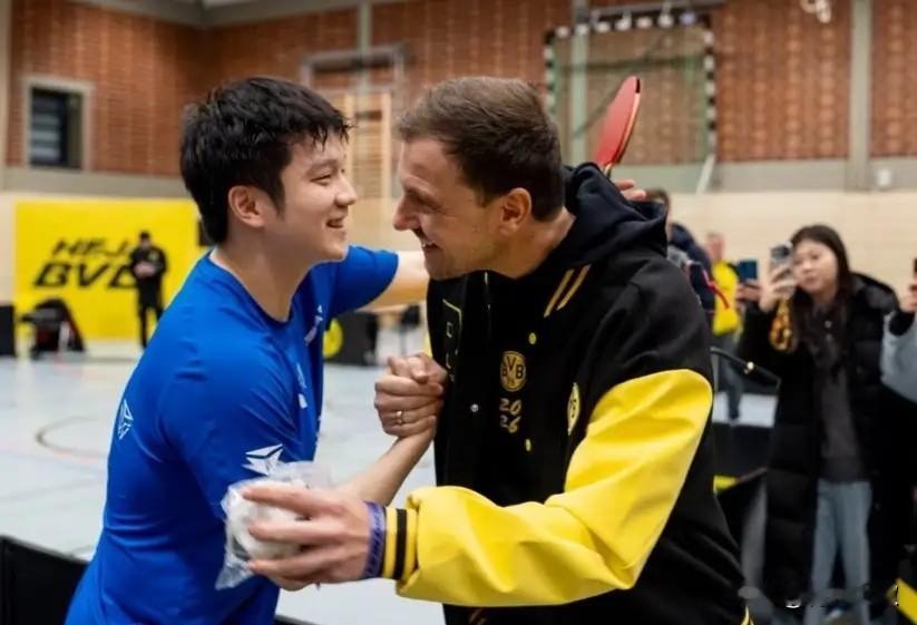 昨天波尔羡慕死拉尔森了，最后一球，樊振东和拉尔森打起了转圈圈，曾经樊振东