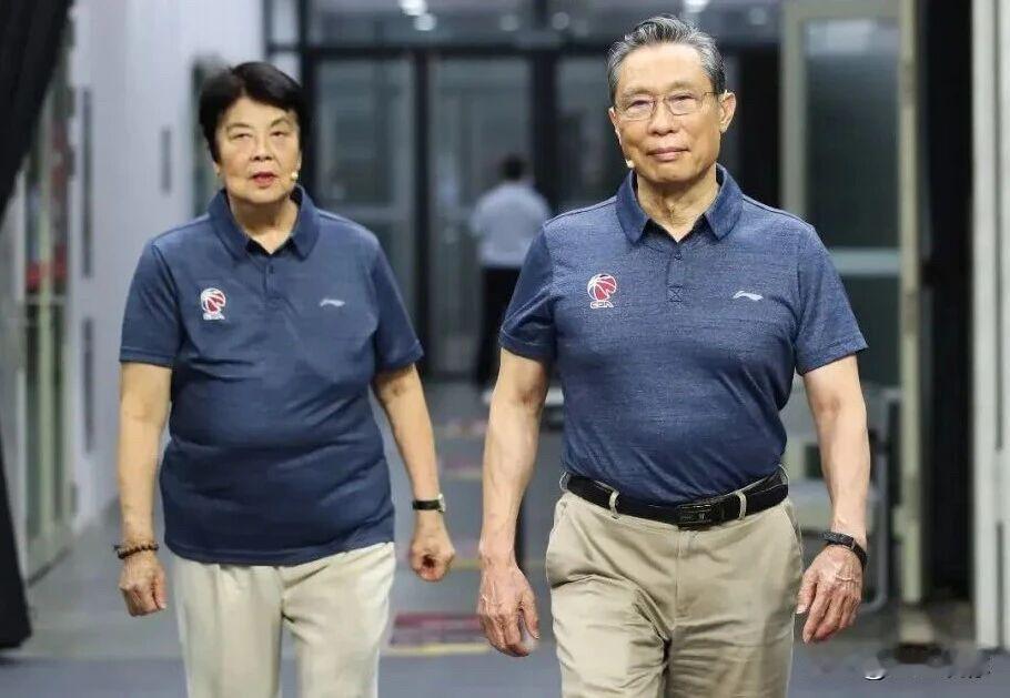钟南山、谭咏麟到这个年纪依旧身姿挺拔，反观王石，肉眼能看出明显的老人态，皮肉有塌