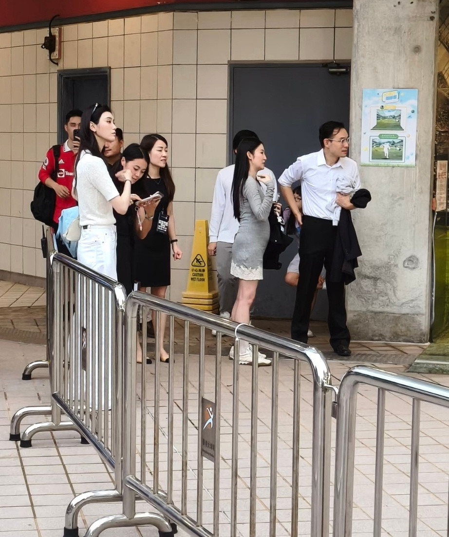 奚梦瑶带儿子去看足球比赛被偶遇，超模就是超模，气质在人群中好出众！然后，奚梦瑶家