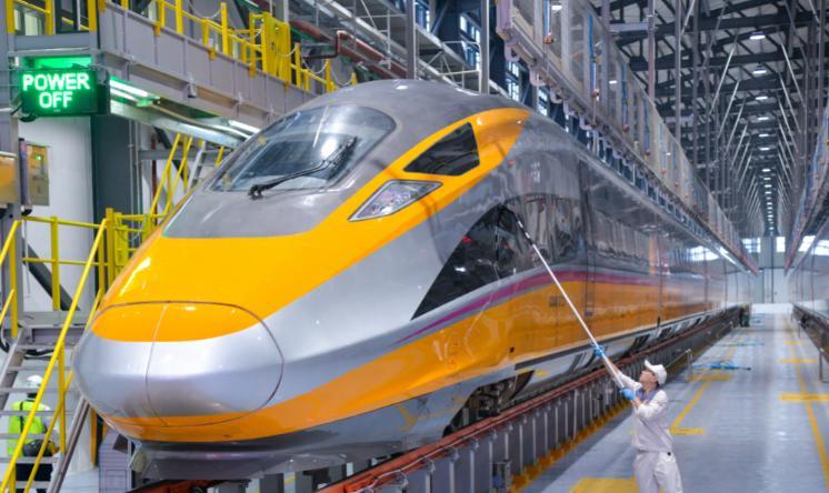 *刚坐完中国建的高铁就翻脸？印尼这次玩得够绝！10月8日，印尼投资部长罗桑突然喊