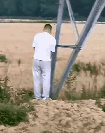 这是什么情况，他怎么直了