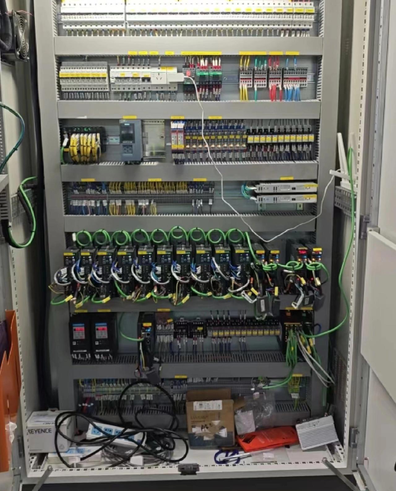 老板多次跟王工说带带新来的实习大学生，当王工打听到实习大学生一月工资即然1300