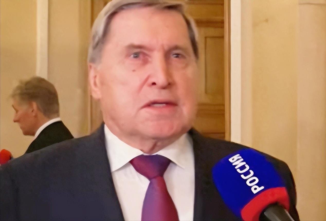 俄乌这出“拉锯大戏”突然扔出双重大瓜，普京松口要见泽连斯基，却直接卡死规矩，只认