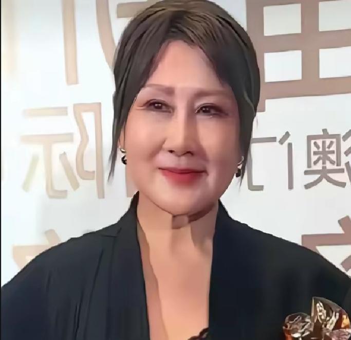 62岁张凯丽远赴韩国医美，没有皱纹，为何看着却很违和？你能相信这是当年《渴