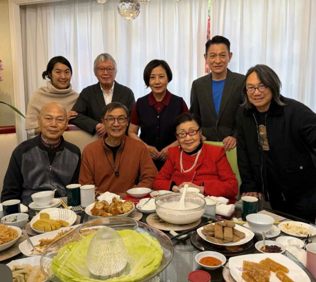 刘德华与一众好友聚会，不得不让人感叹这几人真的是世纪同框天王让C位的细节太圈粉