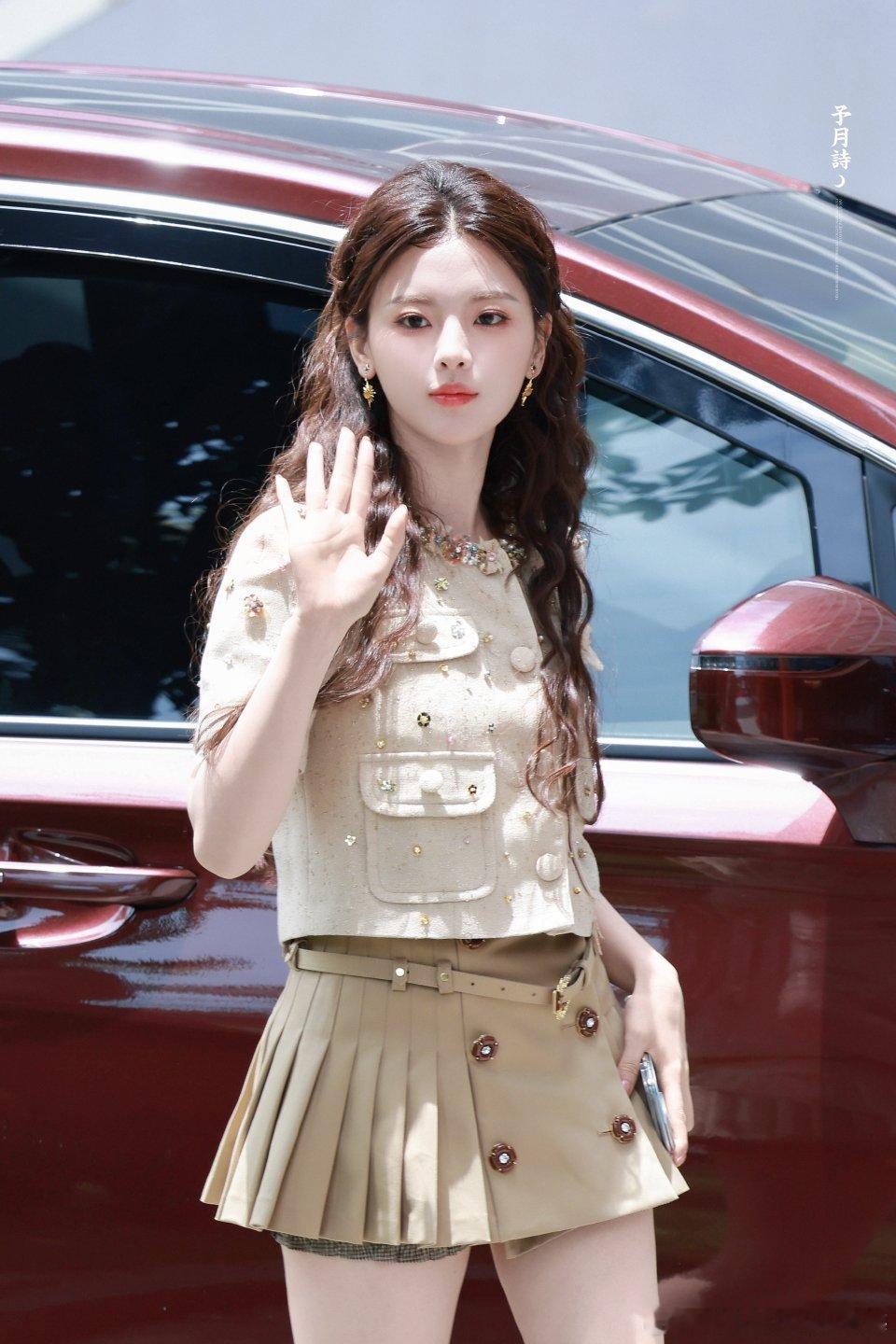 杨超越星愿生日企划今天又被超越妹妹的美颜暴击了！这组图简直绝绝子～每一