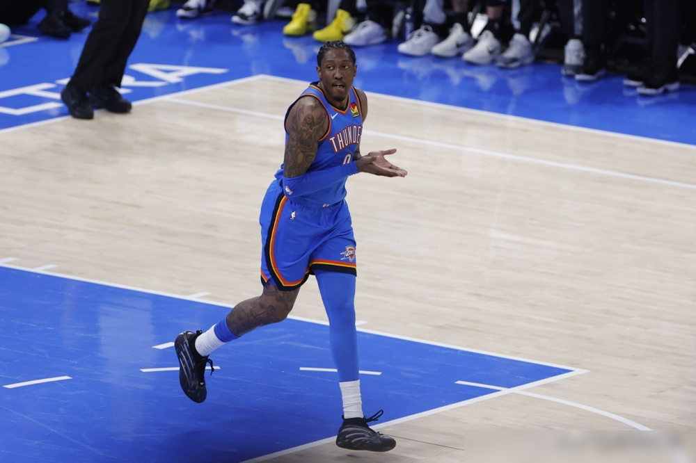 东契奇倒地，队友里夫斯冲着球迷就吼：闭上你的臭嘴！他TM受伤了！湖...