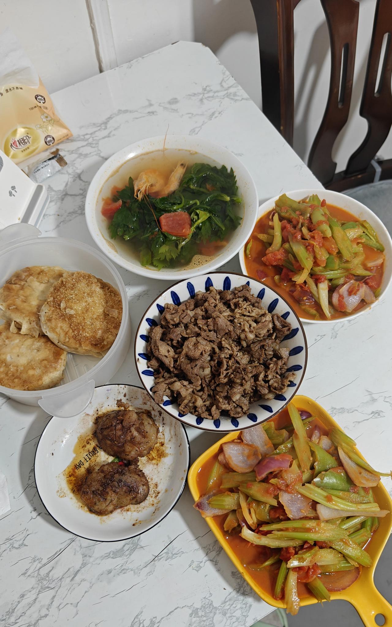 今天我只做了个汤，其他都是老张做的。老张年轻时考过厨师证，厨师没做成，炒菜的味