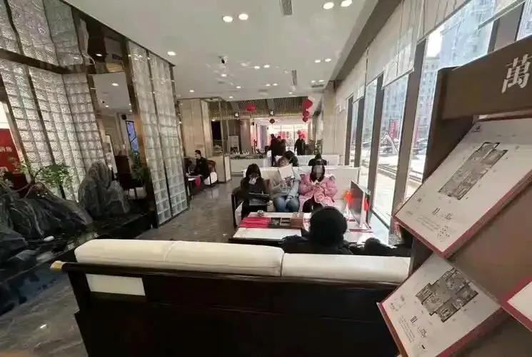 房价暴跌下的“负翁”悲歌：月供压垮的不仅是房子，更是无数个家庭的脊梁！当房价