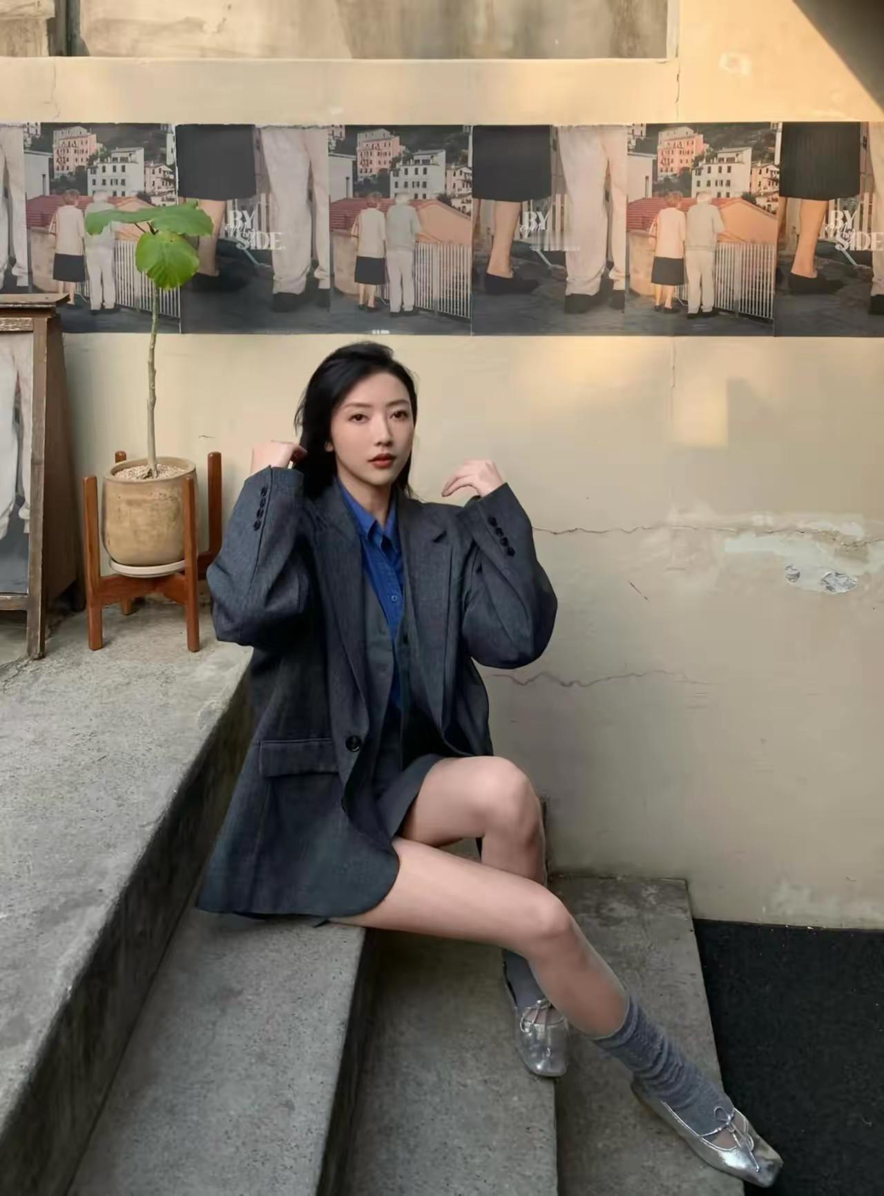 这套是“酷飒高级的叠穿职场风”穿搭，灰调三件套+细节撞色让造型既干练又有层次：