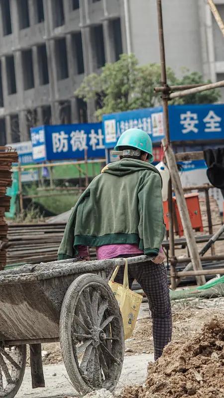 民工、农民工和工人还是有区别的。民工早期指从农村到城市，主要从事修建、运输的农民