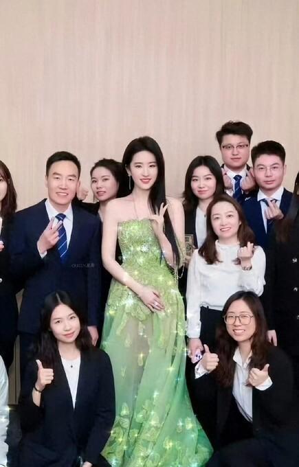 37岁刘亦菲惊艳深圳！土绿长裙穿出高级范，颜值与气质并存，身材更是吸睛