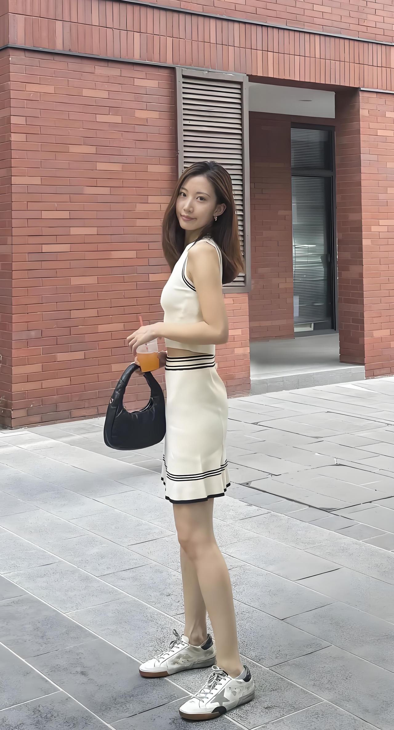 夏日清新穿搭，白色连衣裙搭配银色运动鞋，轻松自在。