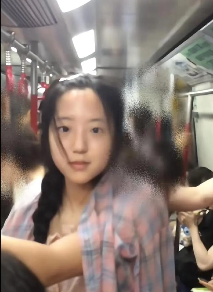 刷到申裕斌挤地铁的画面啦🤩咱韩国女乒一姐毫无架子，在拥挤车厢里笑得超灿烂，这
