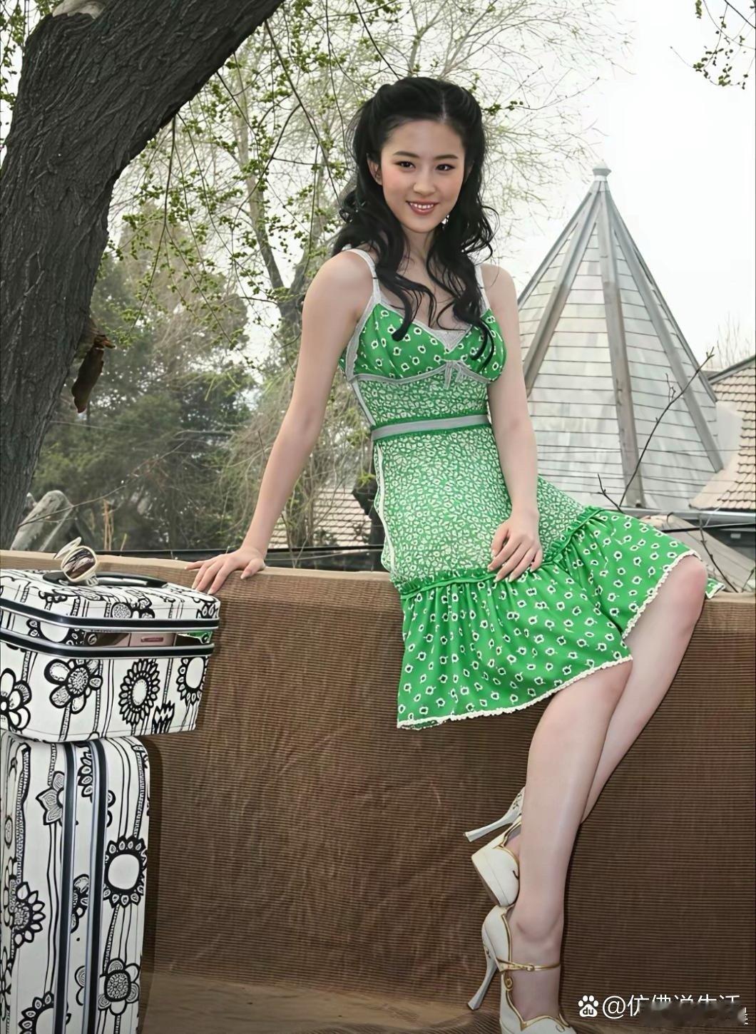 2008年的刘亦菲，无滤镜无修图生图，虽略显小粗腿，但整体状态还算耐看。