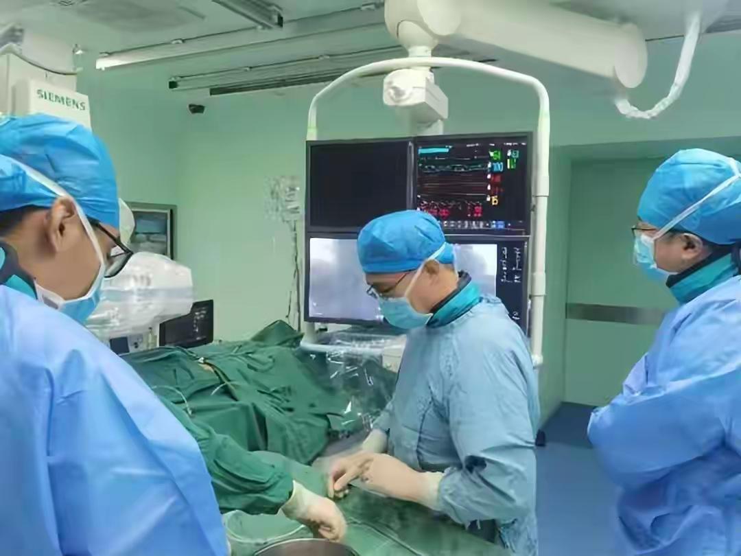 六旬老人濒临肝衰竭腹水如鼓命悬一线青岛医生勇攀介入珠峰打通生命隧道（来源：