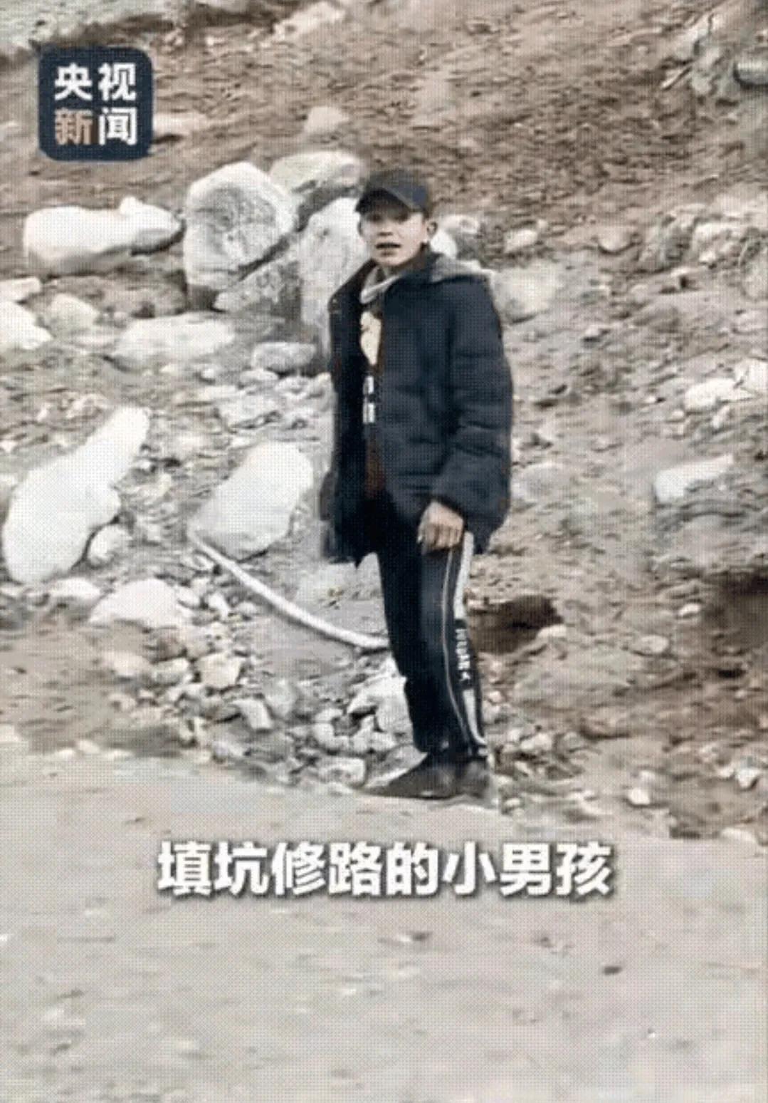 火到央视新闻了！新疆，男子开车经过4500米的高山时在路上碰到了一个小男孩独自在