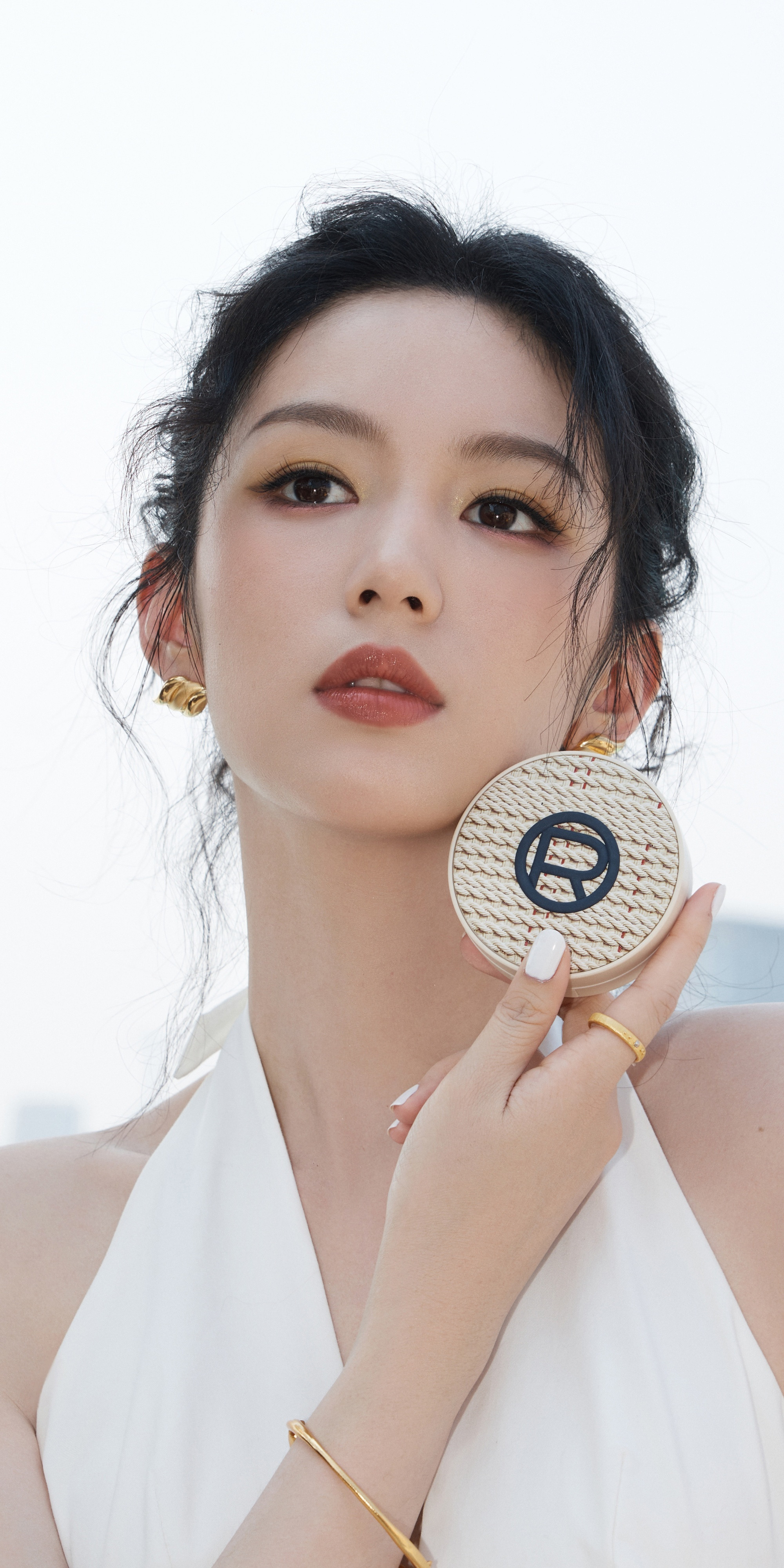 周也挂脖白裙，冷感少女。周也