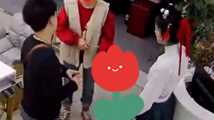 “简直不要脸了！”，女子去理发店理发，离开之后忘记把包包带走了，一名女店员发现了