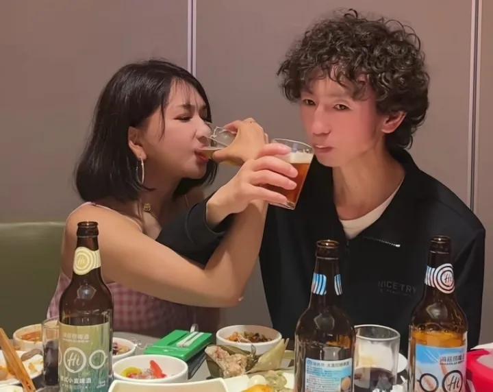 知名女星龚玥菲攀上庞麦郎了，一天到晚跟着庞麦郎，开演唱会、一起吃饭，一起打台球