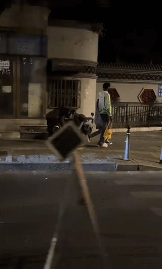 广州民政局的朋友告诉我，现在周五下午排队领证的黑白配，比买烧鹅的队伍还...