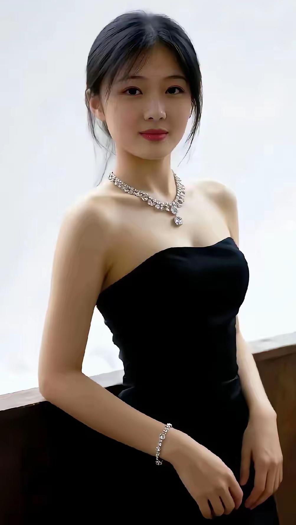 邻居姑娘30岁不上班，在家照顾三位老人，月拿26000，不谈恋爱，日子过得舒心