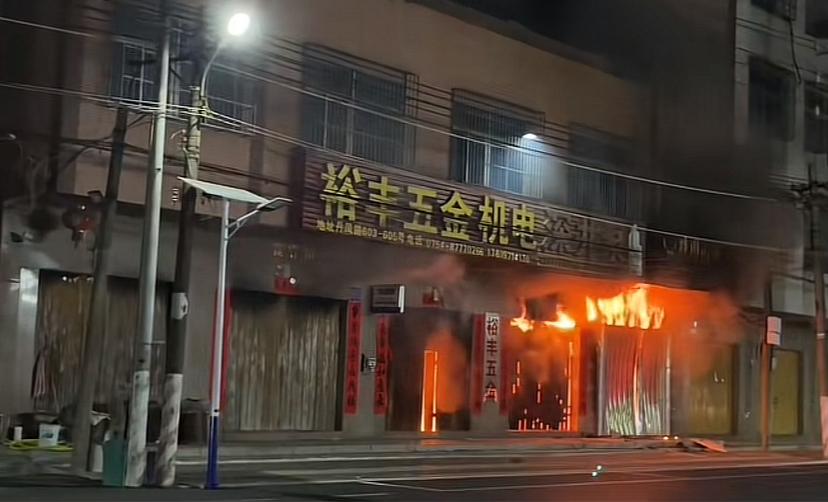 汕头一下店上宅4层自建房晚间突然爆燃，致8死四伤惨剧。12月9日晚，夜深人静